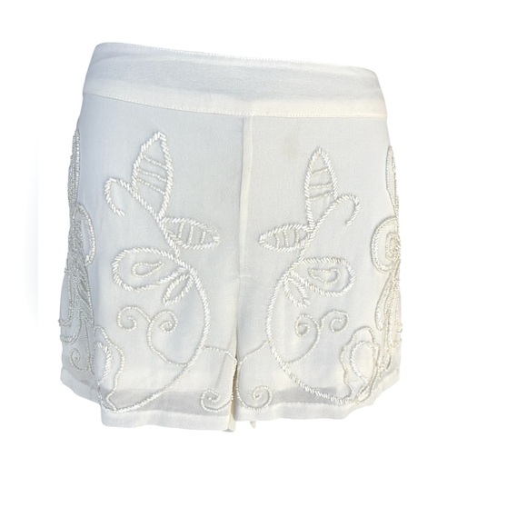 Gianni Bini Pants - Gianni Bini Beige Floral Beaded Fully Lined Dress
Shorts Women's Size 6 preloved